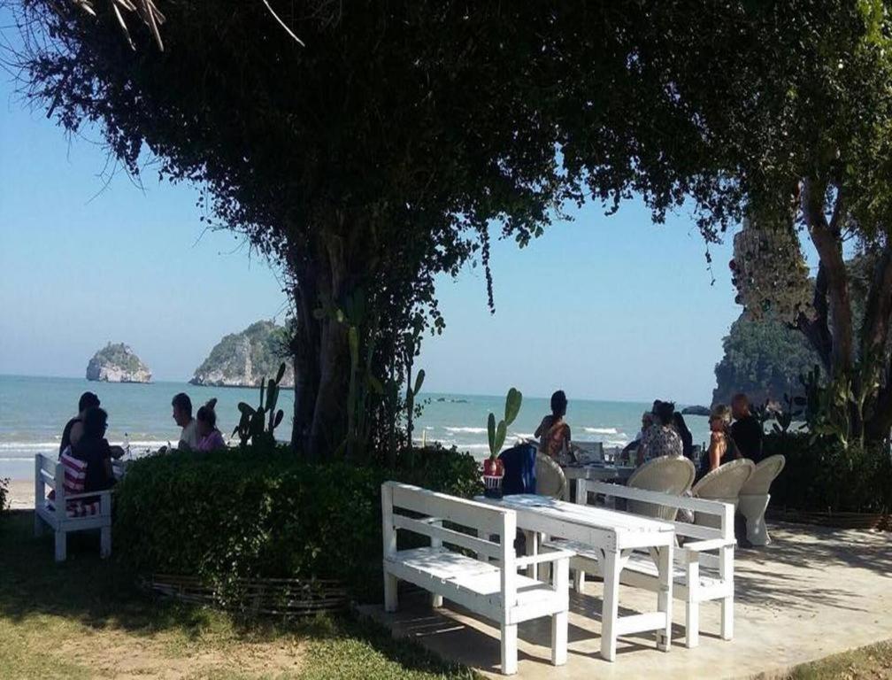 Baanphakrimlay Brassiere Beach Hotel מראה חיצוני תמונה