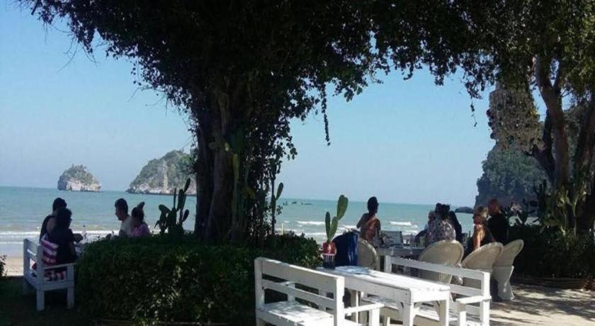 Baanphakrimlay Brassiere Beach Hotel מראה חיצוני תמונה